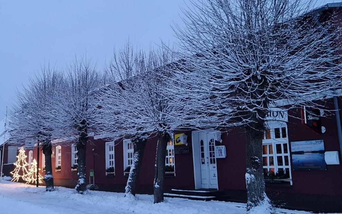 Gaststätte und Ferienhof Zu den Linden Kratzeburg Exterior foto